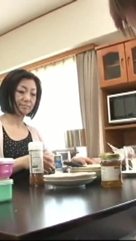 在探亲期间与一个欲望满满的继母的意外重聚 - 2