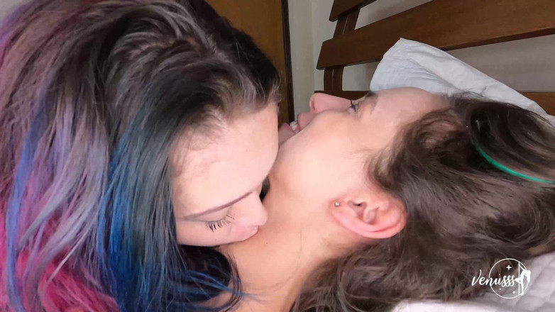 Venusss fetish: Besando a mi amigo con inocencia y codicia!