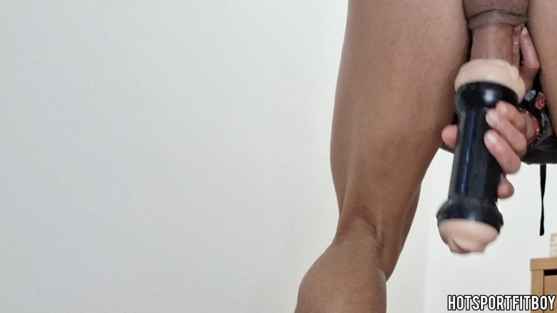 Hotsportfitboy: Riskanter Fleshlight-fick bei freund's haus - Großer harter schwanz und analspiel -...