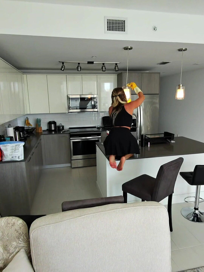 Chokobanana: Ya temizlikçi bayanı sikiyor ya da tantaly'm...