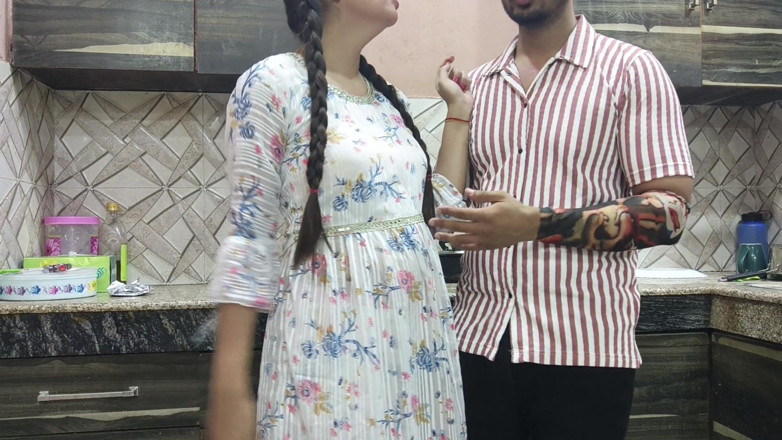 Hornycouple149: Desi Jija Sali seksromance in de keuken Indische Jija Sali...