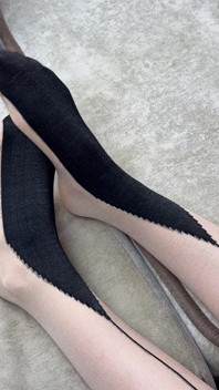 Solo strelen van lange benen in zwarte nylon panty