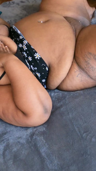 Esta deusa negra tem uma bunda gigante e peitos grandes bonitos (Thammy Leviemont)