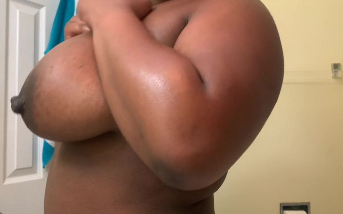 Super sexy ebony cuties: Îmi mulg sfârcurile sărind țâțele uriașe