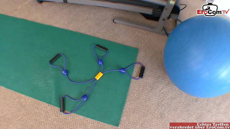 EroCom: Una mora sportiva con tette naturali sedotta dal personal trainer