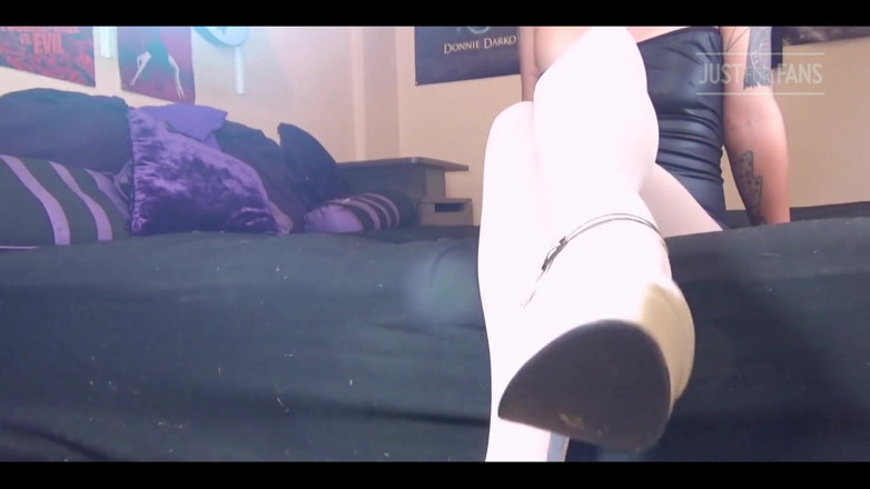 FondaDix: Light Tan Pantyhose Leg Cross