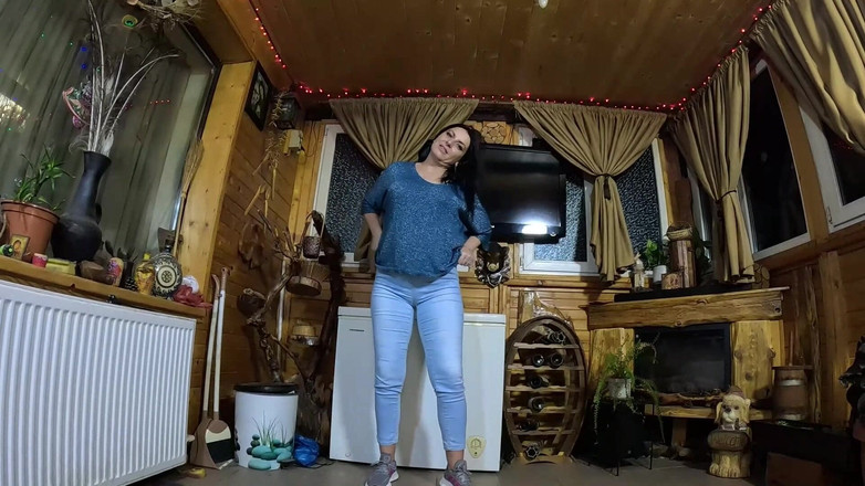 MilfyCalla: Tante seksi ini lagi asik nyepong kontol sambil pakai celana...