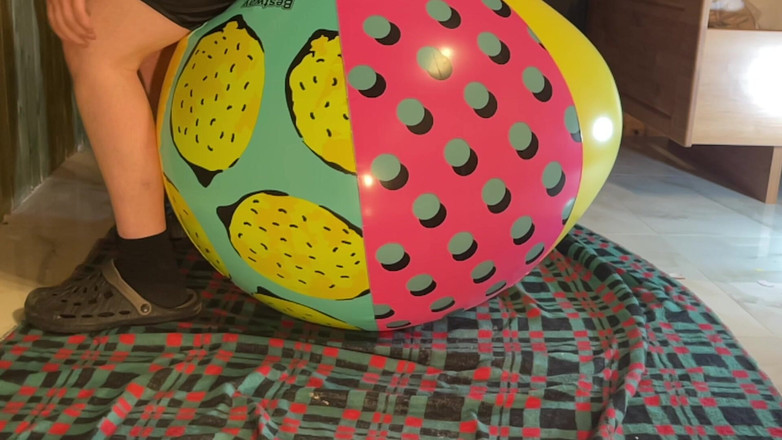 BeachBallsDuo: ¡Dos enormes bolas de playa de 42 y 48 aplastadas bajo nuestros 200...