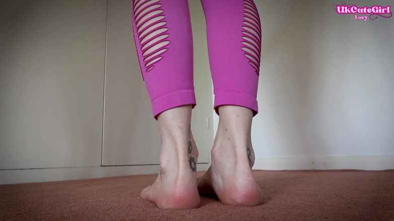 UKCuteGirl Lucy Lauren: Post-yoga Barefoot Tease
