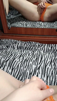 Masturbazione Fatta in Casa Davanti Allo Specchio Senza Toglierle Le Mutandine