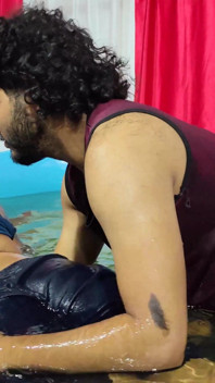 Peitos quentes chupam na piscina e removem sob o uso e derramam água na bunda
