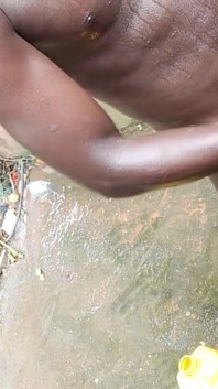 Ducha al aire libre con mi pesada polla negra