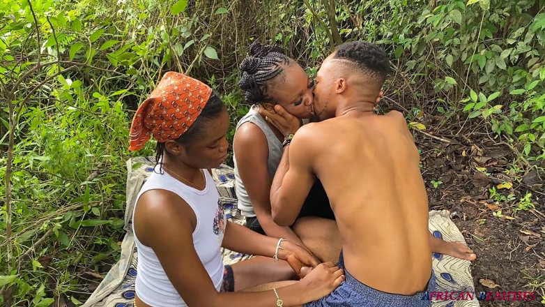African Beauties: Sesso a tre all'aperto jungle con 2 ragazze bisessuali e un...
