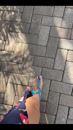 KiffaFeet: Bonjour avec mes jambes sexy et mes sandales bleues