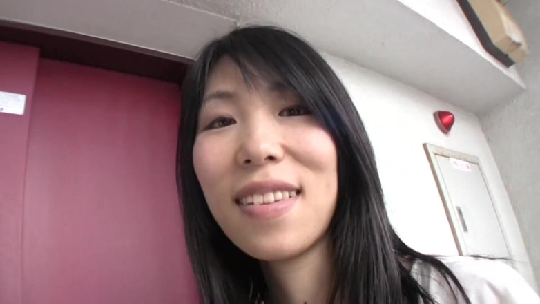 Japan Lust: El coño peludo de la flaca milf japonesa quiere estar...