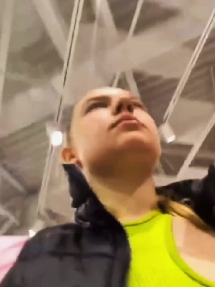 JuiceLussie: 보지에 바이브레이터와 함께 걷기