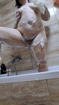 Vrouw met dikke kont neemt een douche