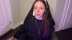 Nadia Foxx: ¡Una monja inocente que desea apartarse de este convento de élite...