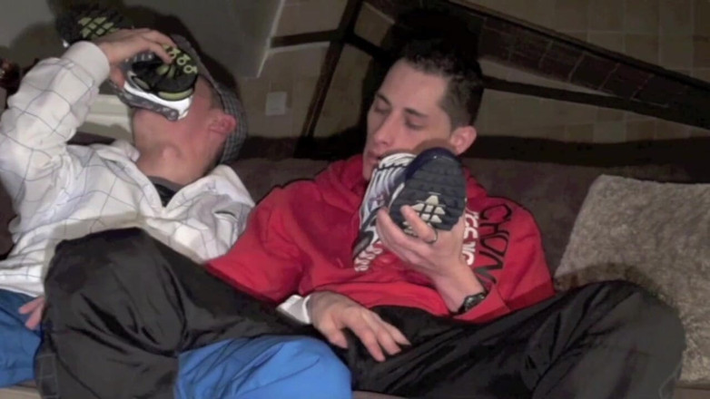 Sneaker gay: Piedi piedi e sneaker sextape