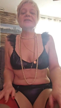 Aku pengen ngentot, jilat memek dan pantatku dong