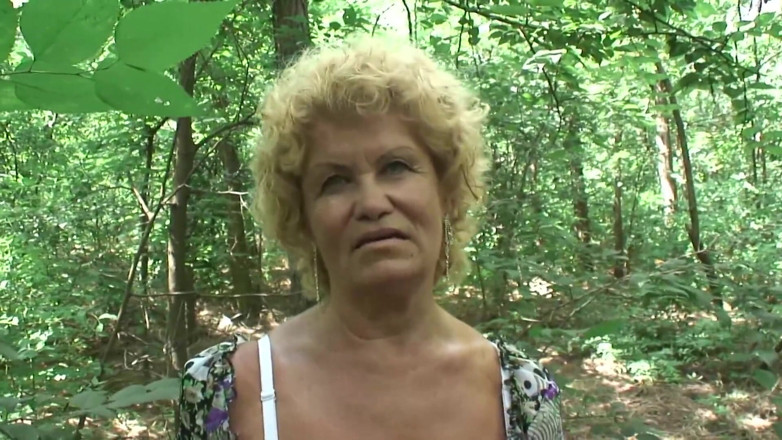 Mature Climax - 100% Mature Videos: Rubia peluda madura está saltando sobre gran polla al aire...
