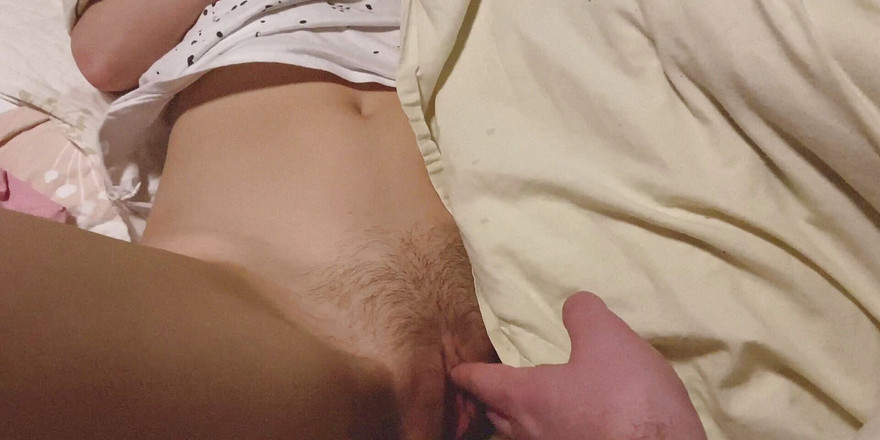 Avery Aqua: 玩弄我湿润的阴户