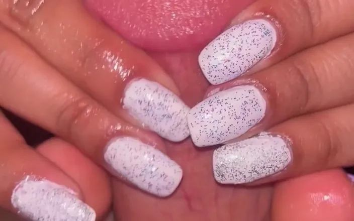 Latina mala: White nails with sparkles