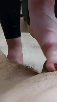 Leg dich auf den boden und bekomm ballbusting