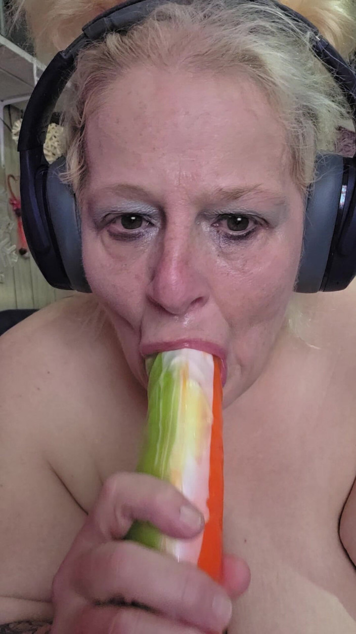 HerculesnVENUS: Cewek nakal ini disumpal dan disumpal dengan kontol raksasa