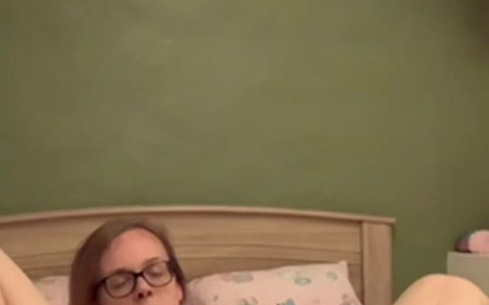 Lily Little Slut: Eu espero que você goze tão duro quanto eu me...