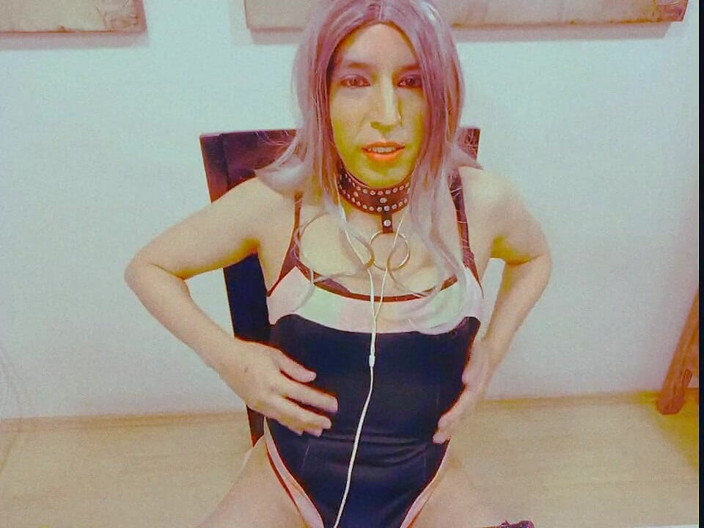 Tammy sissy slave: Shemale din dulap care se atinge pe ea însăși