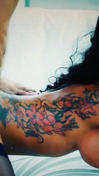 Latina sekreterare får spooge dusch på sin tatuerade heta kropp