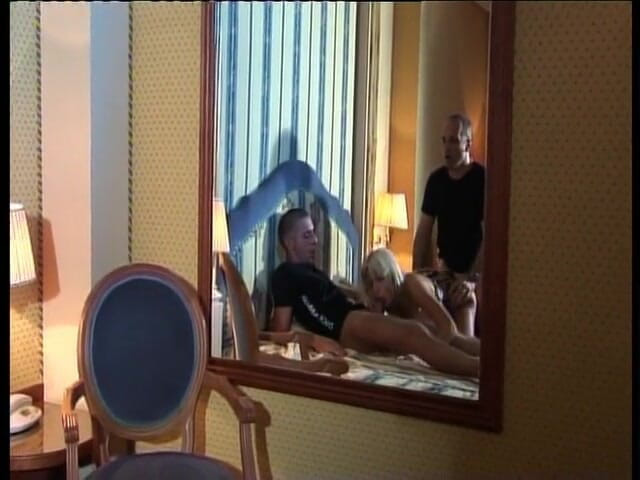 Just X Star: Een blondine wordt hard in haar poesje en de kont...