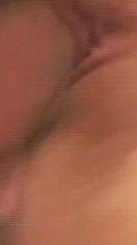Azgın sarışın hatun amatör seansta emiyor ve sert sikişiyor
