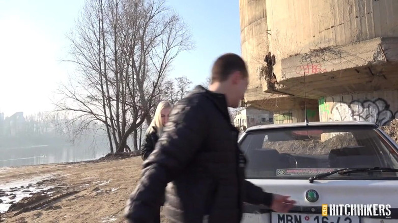 PornCZ: Розпусну блондинку відтрахали в багнюці