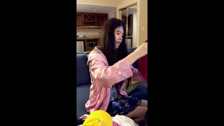 Gentleman Porno: Awek Asia menunjukkan almari pakaian dan kemudian menghisap zakar hitam