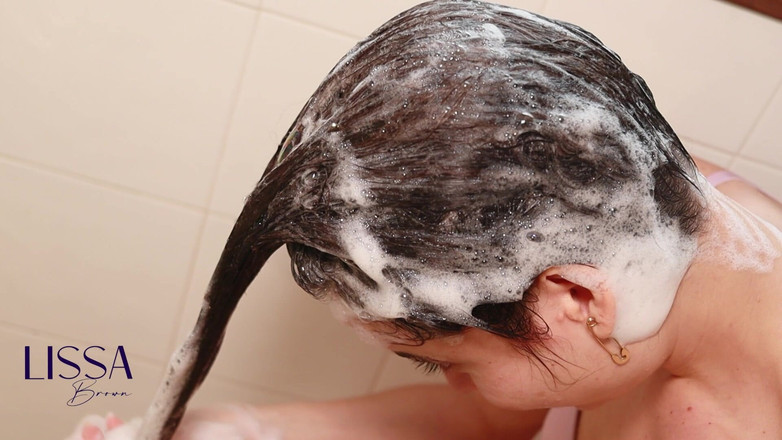 Lissa Brown: Haarwäsche, Conditioner und viel Schaum mit Lederhosen