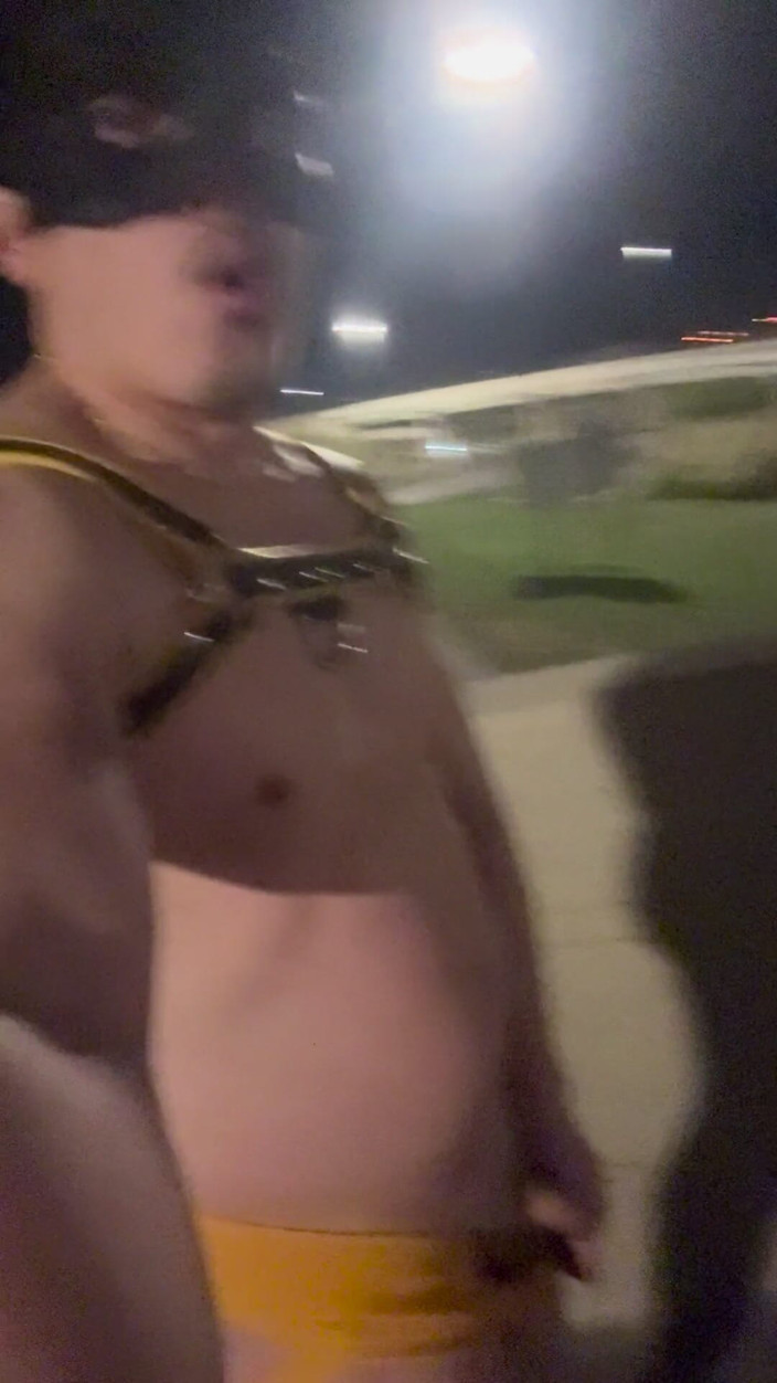 Barenakedmuscles: Regele musculare noaptea: bucată asiatică în ham de piele și Jockstrap deține...
