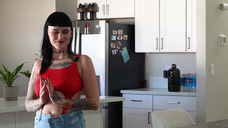 Tiffany Nacke: ルームメイトとヤリたい
