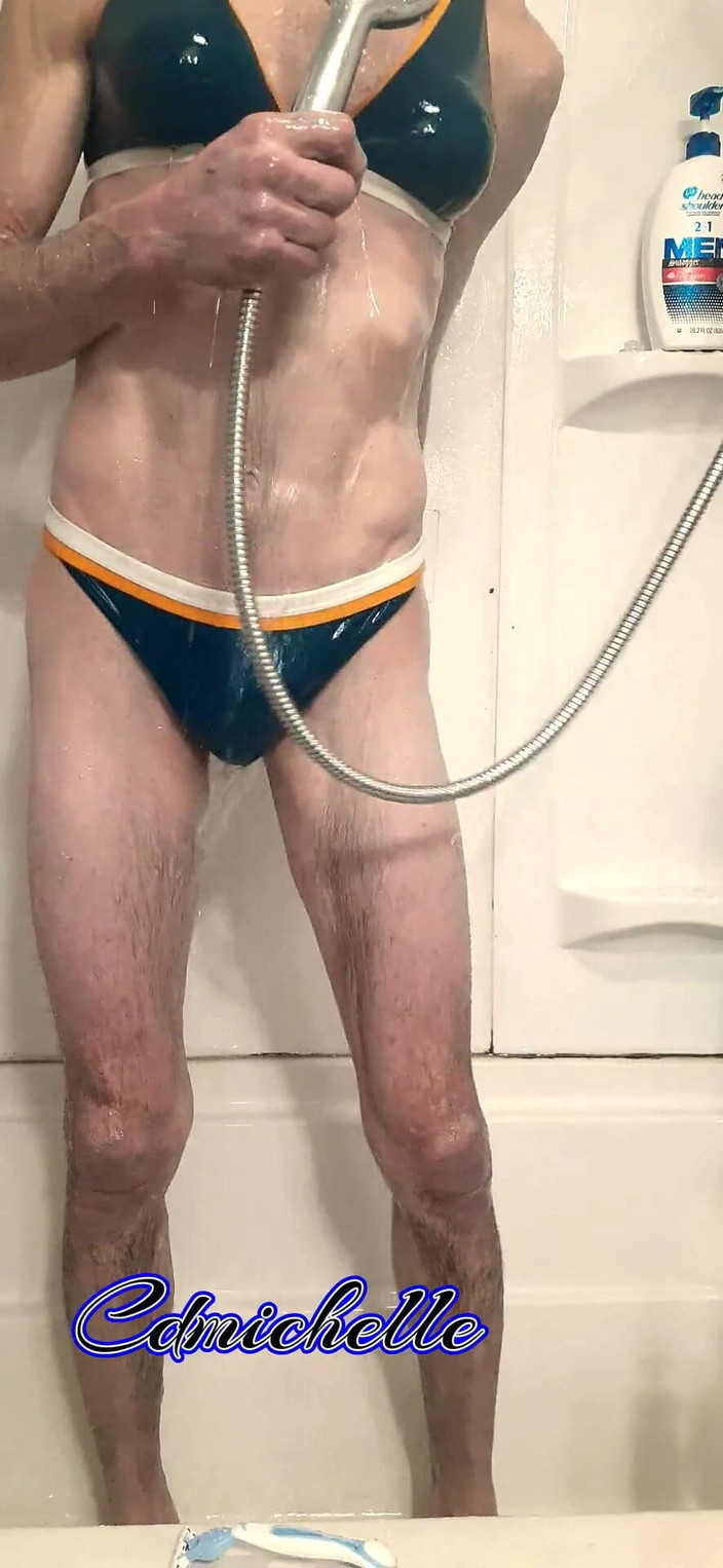 Crossdressers Cd Michelle wearing sexy lingerie: Crossdresser cdmichell memakai baju renang dua bagian biru