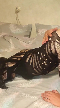 穿着漂亮性感内衣的漂亮婊子被后入式婊子