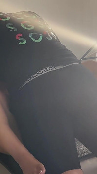 Los cuerpos perfectos en el gimnasio tienen sus jugos que fluyen