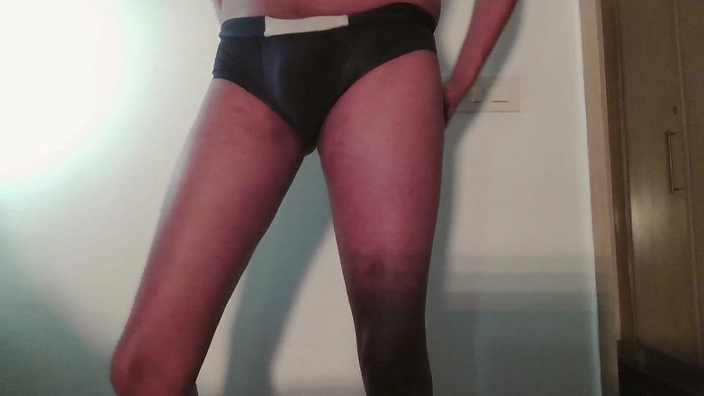 scrabberavi: Cewek seksi dengan celana dalam ini lagi asik dicoba