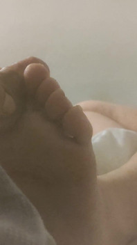 L'amica Mi Ha Permesso Di Scoparle I Piedi Mentre Lei Sta Giocando.