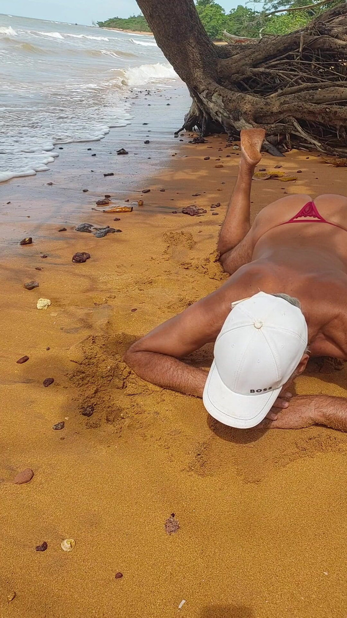 Ladysilvas: Seksi külotlu Ladysilva travesti plajda ateşli götünü gösteriyor