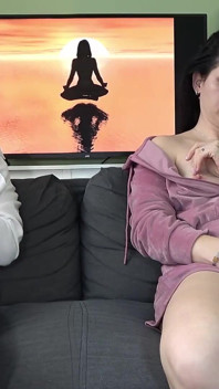 Kancelářská MILF ponižuje dívku v masturbační soutěži # 2