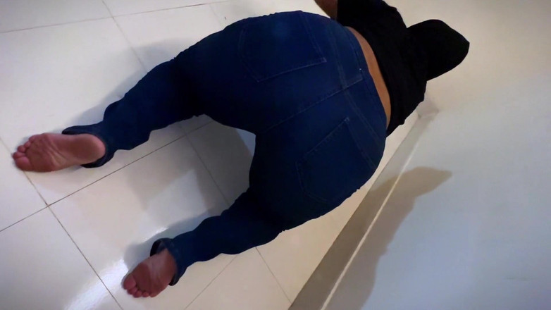 Aria Mia: Jeans e t-shirt bella ragazza araba calda pulisce la mia...