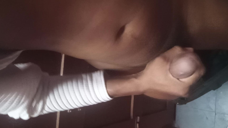 Devilxboy5477: Jongen Mastrabition kous in lock room alleen genietend van pik...