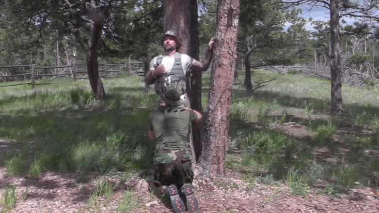 MasculineJason - Jason Collins: Jason Collins agățat militar în pădure!