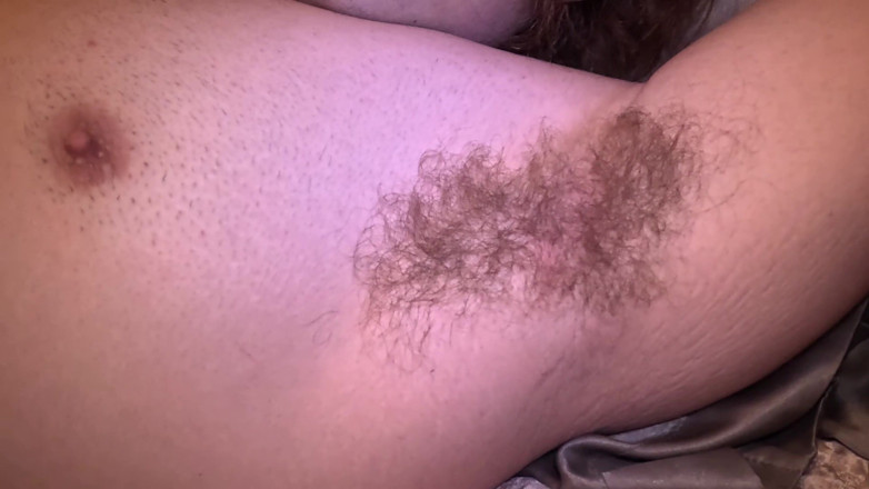 Mr Dimples: Wer Will Wichsen, Während Ich Meine Haarigen Achseln Riechen Will?